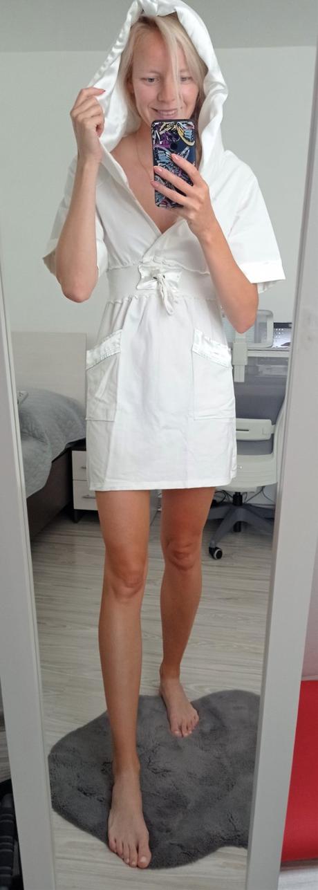 Zaujímavé šaty s kapucňou, s