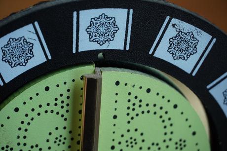 Zrkadlo s dierkami z tuniska,