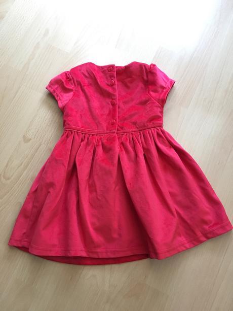 Cervene zamatove saty, 80