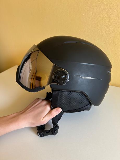 Lyžiarska prilba so štítom, l