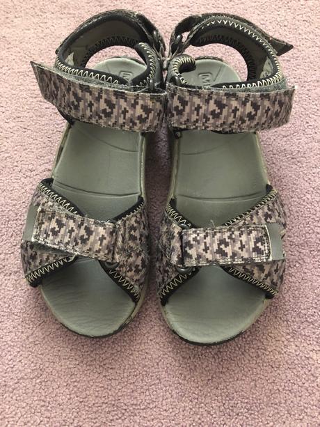 Sandalky merrell, 33