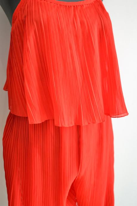 Červený plisovaný overal s, s