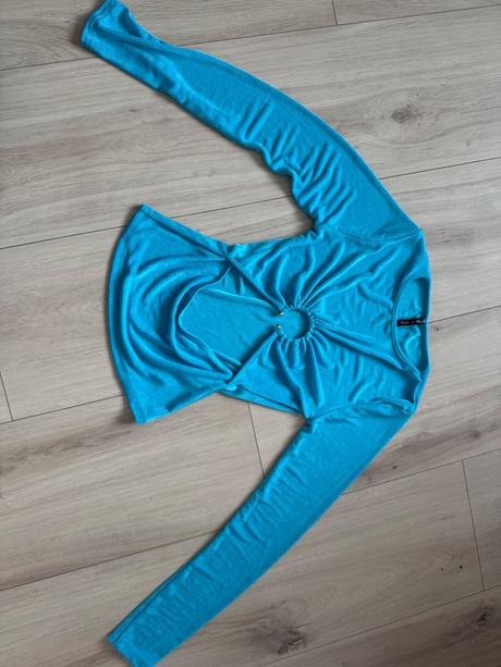 Nadherny top s vyrezom, s