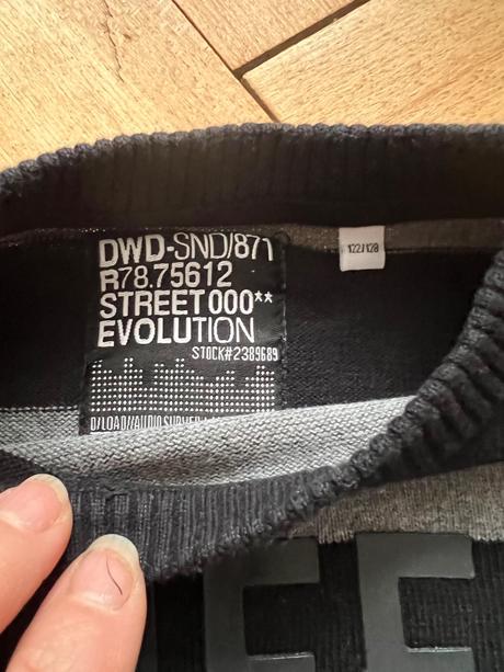 Modrý chlapčenský sveter, 122