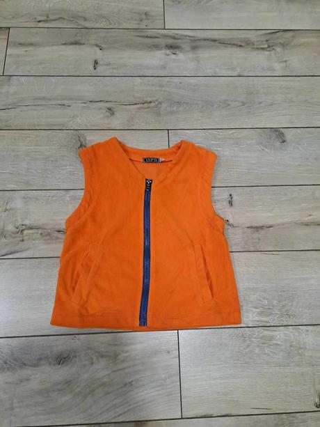 Teplákova vesta sedí na velkost 116, 116