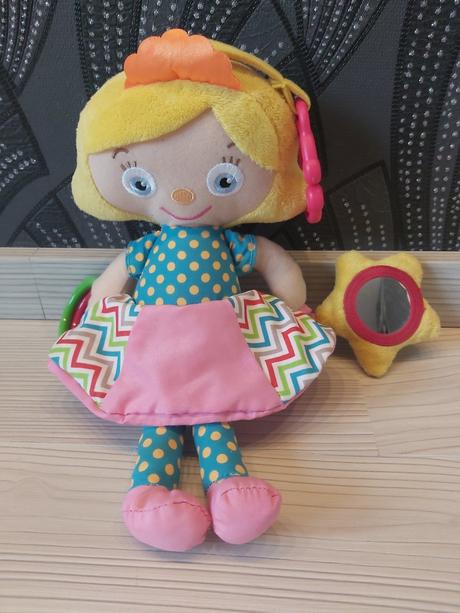 Mäkkučká šušťavá bábika na zavesenie,