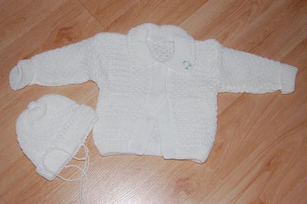 Biely svetrík s čiapočkou, 62