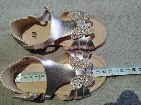 Lesklé sandálky s otvorenou špičkou s motýľom, h&m,24