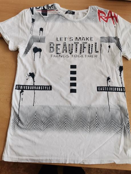 2xtričko s priestorovým nápisom., s