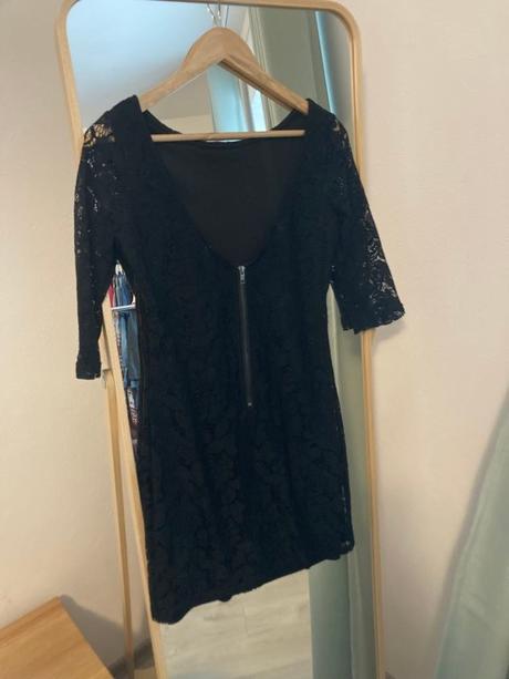 Male čierne šaty, m