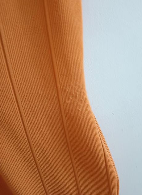 Sexi oranžové vrúbkované šaty prettylittlething s, s