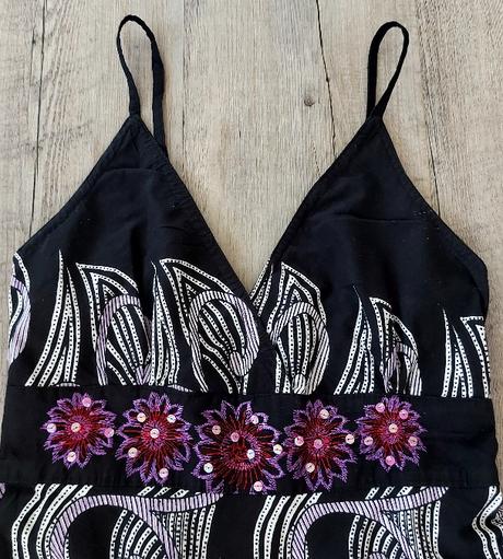 Čierne kvetinové šaty, l