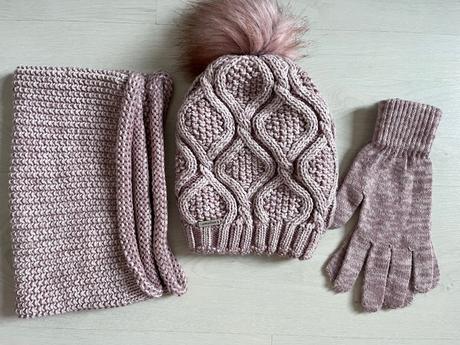 Čiapka, šál a rukavice, 