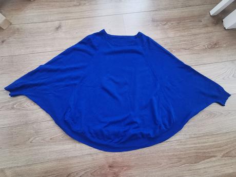 Krásny voľný svetrík,