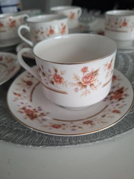 Súprava šálok s tanierikmi,