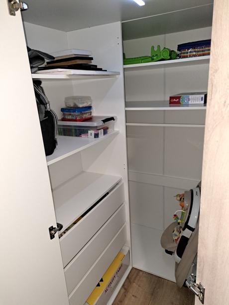 Rohová šatníková skriňa ako nová, 