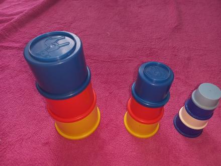 Fisher price - skladacia veža ( kelímky),