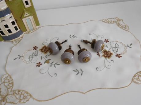 Porcelánové úchytky na nábytok,, 