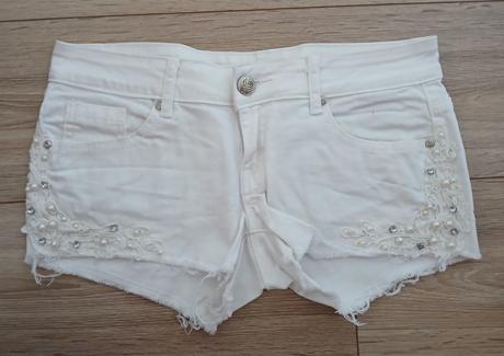 Biele sortky s perlickami, dromedar,l