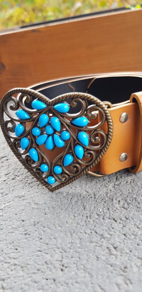 Hnedý opasok s tyrkysovým srdcom,