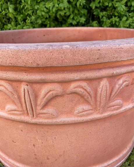 Terakotový kvetináč s ornamentom, 