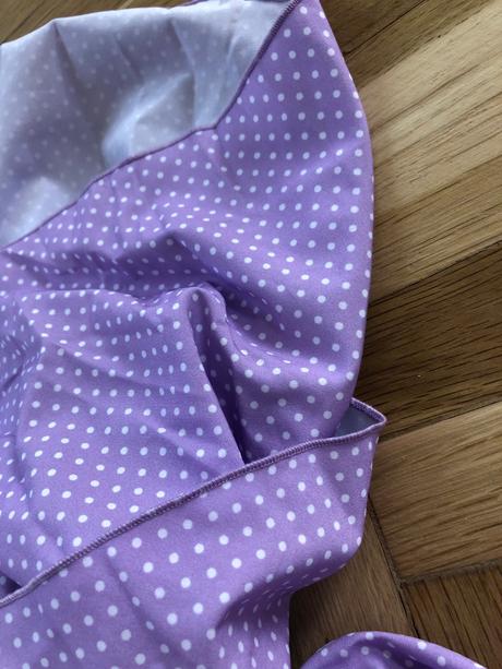 Krásne letné fialkové bodkované šaty,