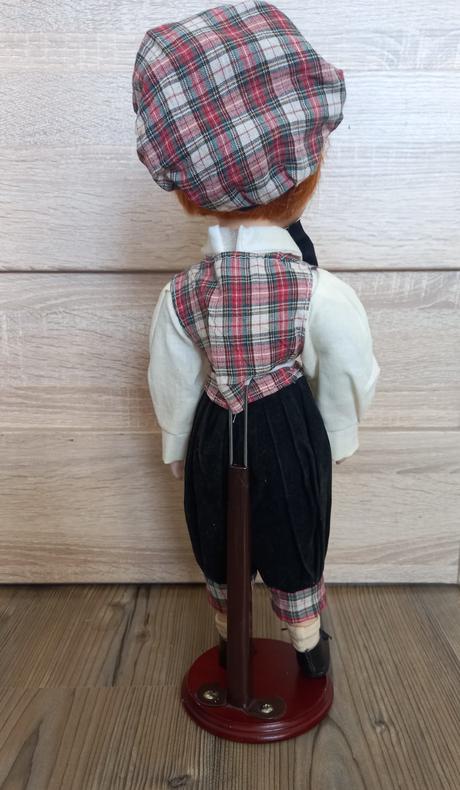 Keramicka babika so stojanom - rysavy chlapec,