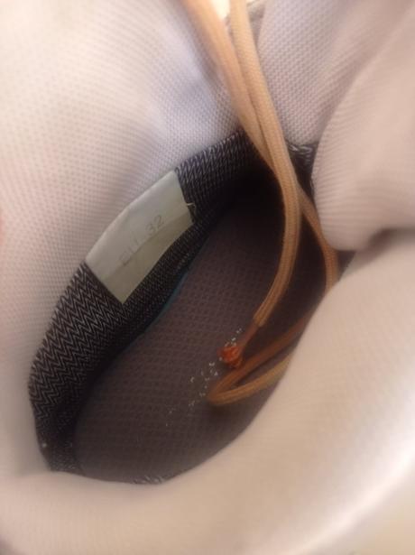 Turisticke kotnikove topanky, 32