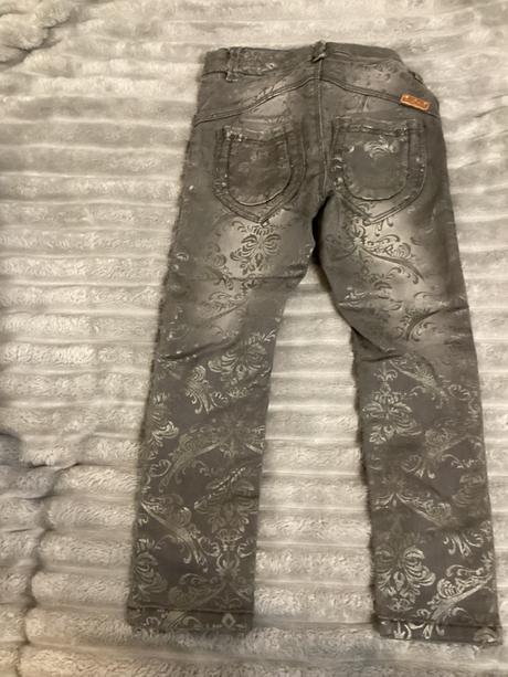 Zaujímavé nohavice, 104