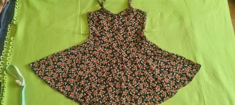 Kvetinkové šaty na ramienka, m