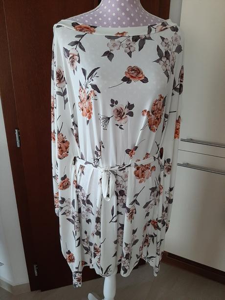 Kvetované voľné šaty,