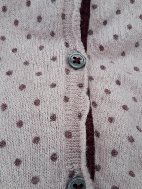 Svetrík s bordovými bodkami, 86