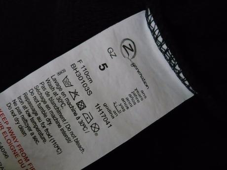 Tmavomodrá mikina, 104