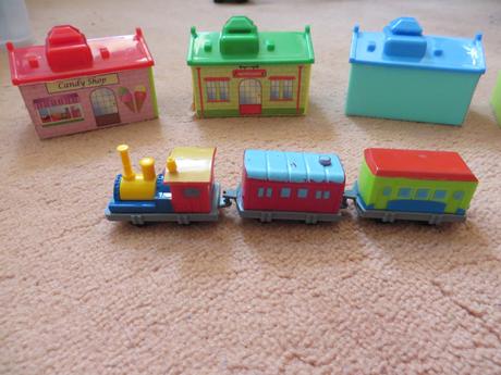 4 ks vlakové depá + rušeň s vozňami,