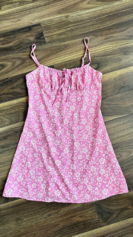 Ružové kvietkovane šaty, s