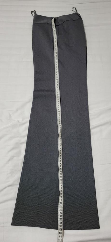Šedé nohavice, 36