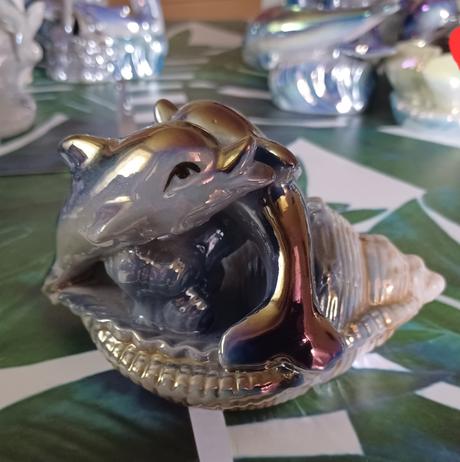 Delfíny s mušľou, 