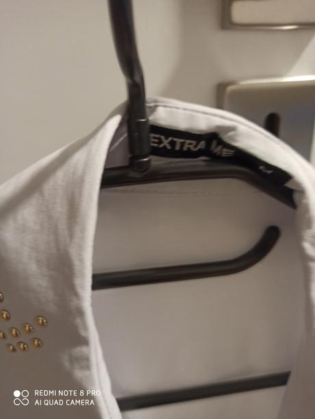 Dámska biela bluzka s vybijanim na golieriku, m