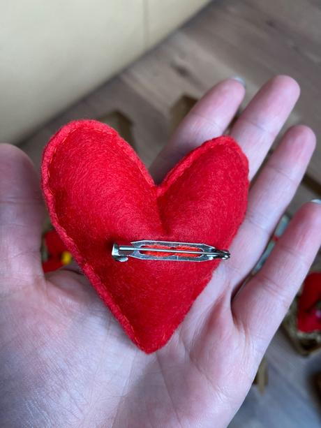 Ručne vyšívana ozdoba na kočík / ruksak, 