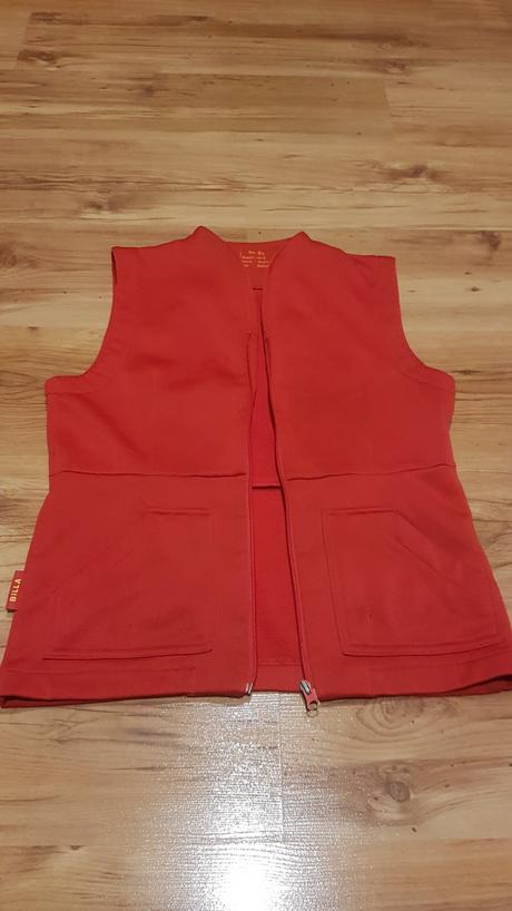 Vesta vnútro akoby flis, s