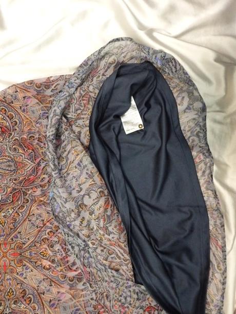 Kvalitné vzorované šaty, s