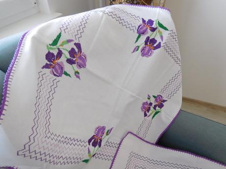 Lilové kvety ručne vyšitý set obrusov, 