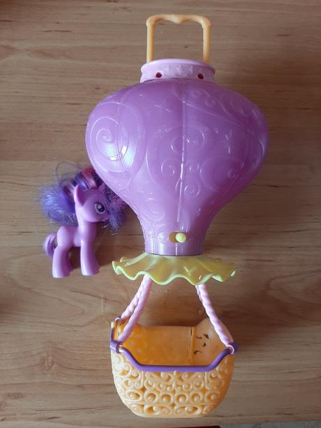 Balón s hudbou, lampička,