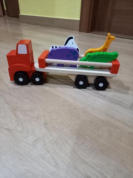 Drevené autičko so zvieratkami, 