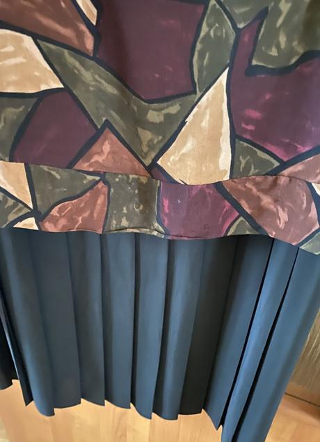 Kvalitné podšité šaty s plisovanou sukňou v. 48, 48