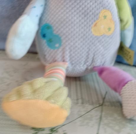 Farebný hrkajúci býček ark toys premier car, 37 cm, 