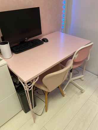 Ružový písací stôl, 