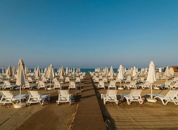 Pláže s prístupovými chodníkmi k moru v Turecku, Grécku a Taliansku