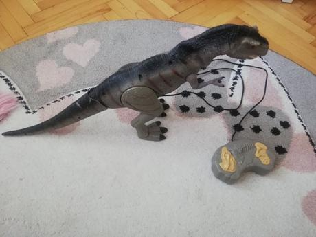 Dinosaurus vacsi na ovladanie,