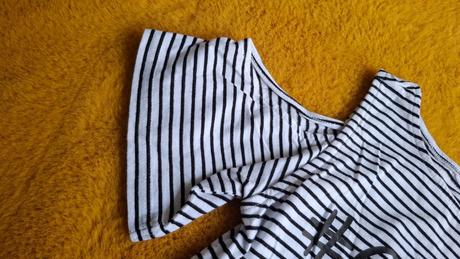 Prúžkované bavlnené šaty s výstrihmi na pleciach, 128